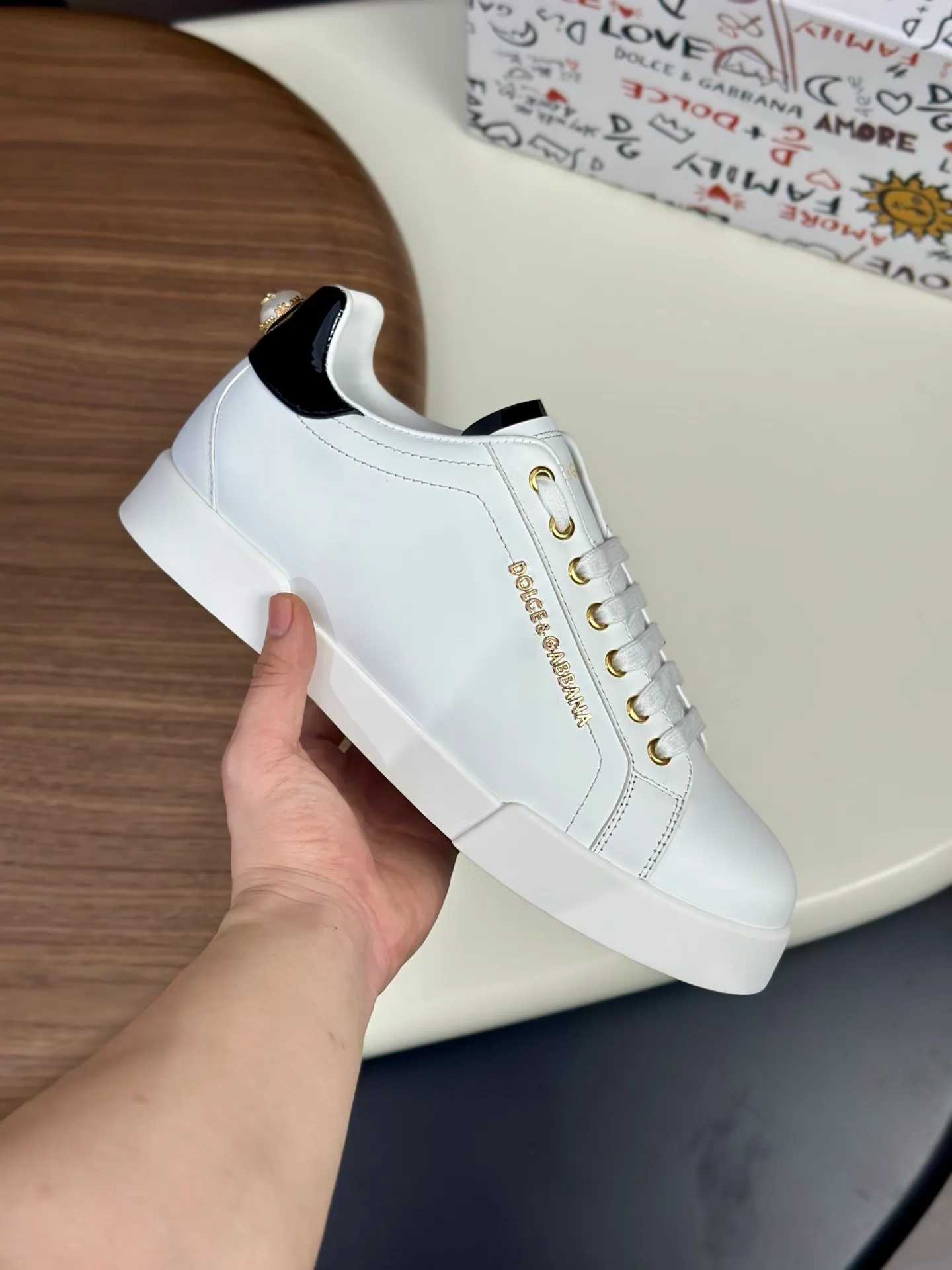 New product 💰800 DG Dolce & Gabbana men's shoes 💰ortofino calfskin sneakers ♞size; 39~44 (customized 38.45.46) Iconic men's shoes 💰ortofino series of sneakers, classic and timeless style, now presented with fashionable details. The calfskin engraved DG logo is a subtle finishing touch. Men's shoes💰ortofino calfskin sneakers: